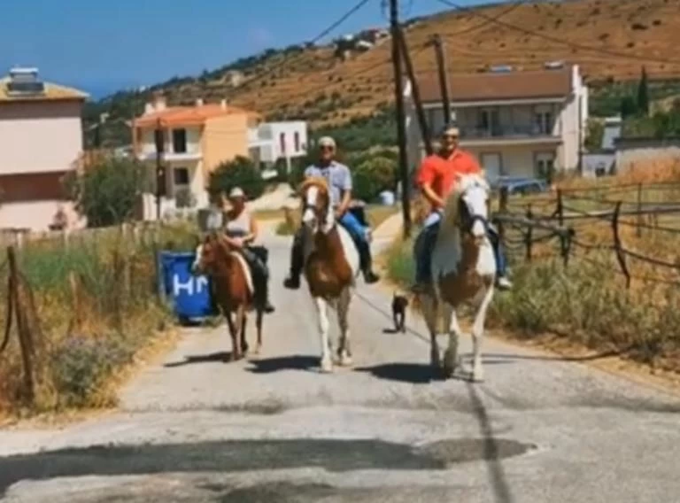 Αργολίδα: Πήγαν να ψηφίσουν καβάλα στ’ άλογα! – Μπήκαν έφιπποι στο εκλογικό τους τμήμα-Βίντεο